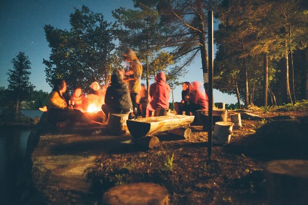 Comment planifier un itinéraire de camping pour découvrir les grottes marines en Bretagne?
